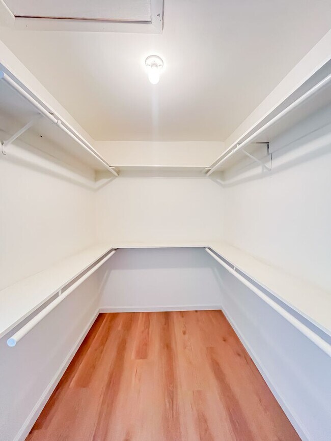 Building Photo - Breathtaking 2-Bedroom Townhome with 2-Car...