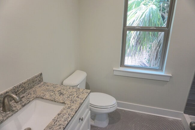 Building Photo - 2 BED | 2 BATH | GATED BACKYARD | MIDTOWN