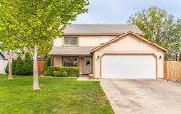 Building Photo - Large 4 Bedroom 2 Bathroom Pet Friendly Home