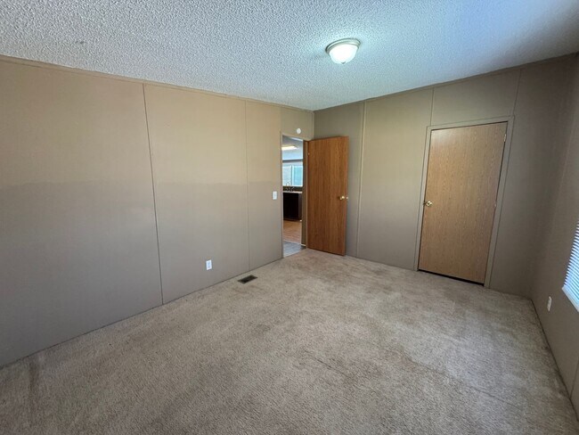 Building Photo - AVAILABLE TO SHOW!