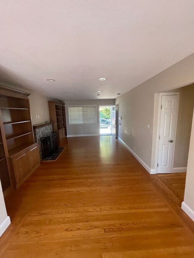 Building Photo - Great 3 Bedrooms 1 Bath home near Lake Chabot