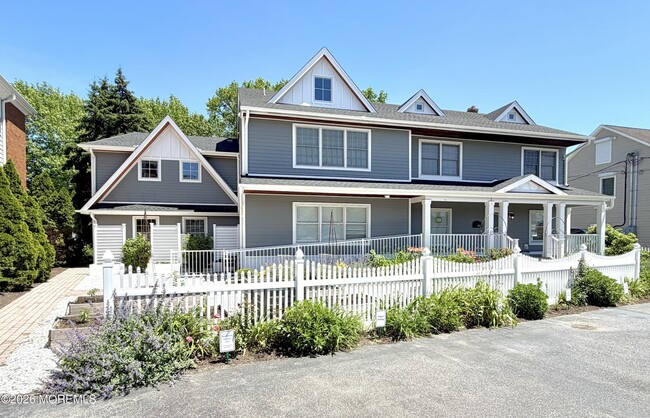 Building Photo - 802 7th Ave