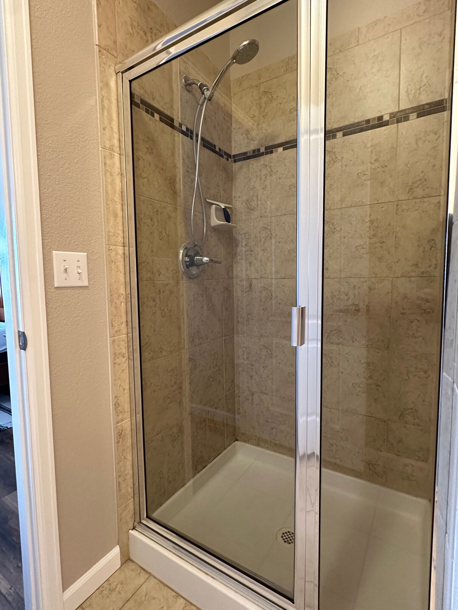 master shower - 6253 Kilmer Loop
