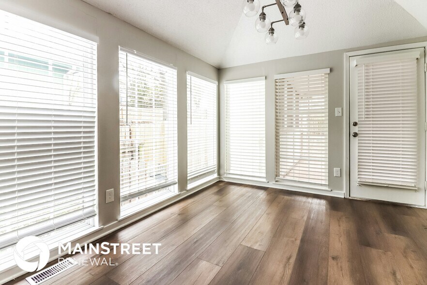 Building Photo - 1475 NW Yankee Dr