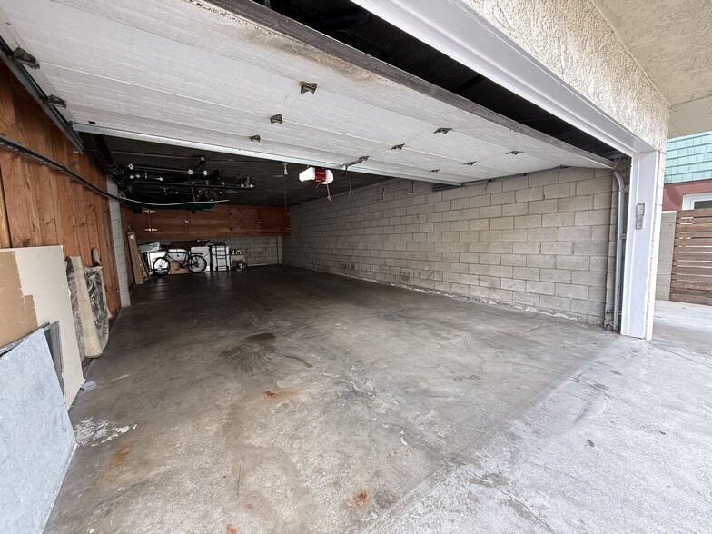 large secure garage - 72 The Strand