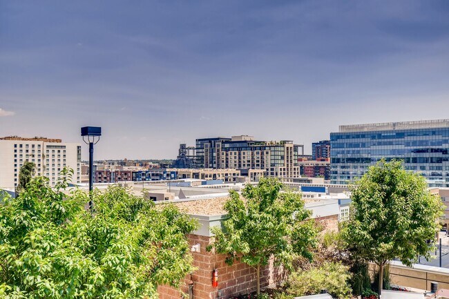 Building Photo - INCREDIBLE Riverfront Park Condo- 1BD/1BA ...