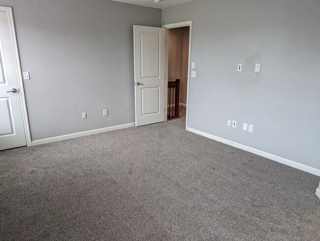 Building Photo - AVAILABLE NOW! Luxurious and Modern 3-4 Bedroom / 3.5 Bath Townhome in the Twin Lakes Community!