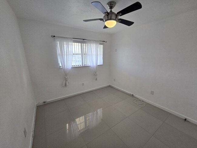 Building Photo - 2-Bed, 2-Bath Miami Condo in HOA Community – Pool, Laundry On-Site