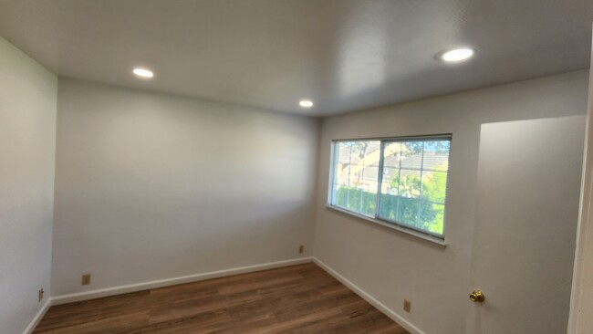 Building Photo - 4051 Park Center Ln