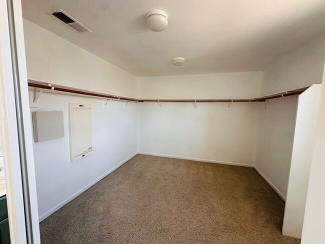 Building Photo - Full Bedroom and Bathroom Downstairs