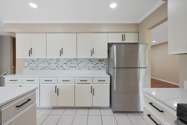Building Photo - 1356 Larchmont Dr