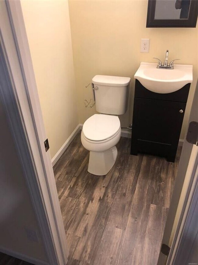 Building Photo - 4 bed 2 bath