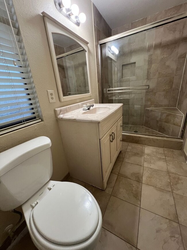 Building Photo - 3 bedroom upgraded Green Valley Home with Pool!