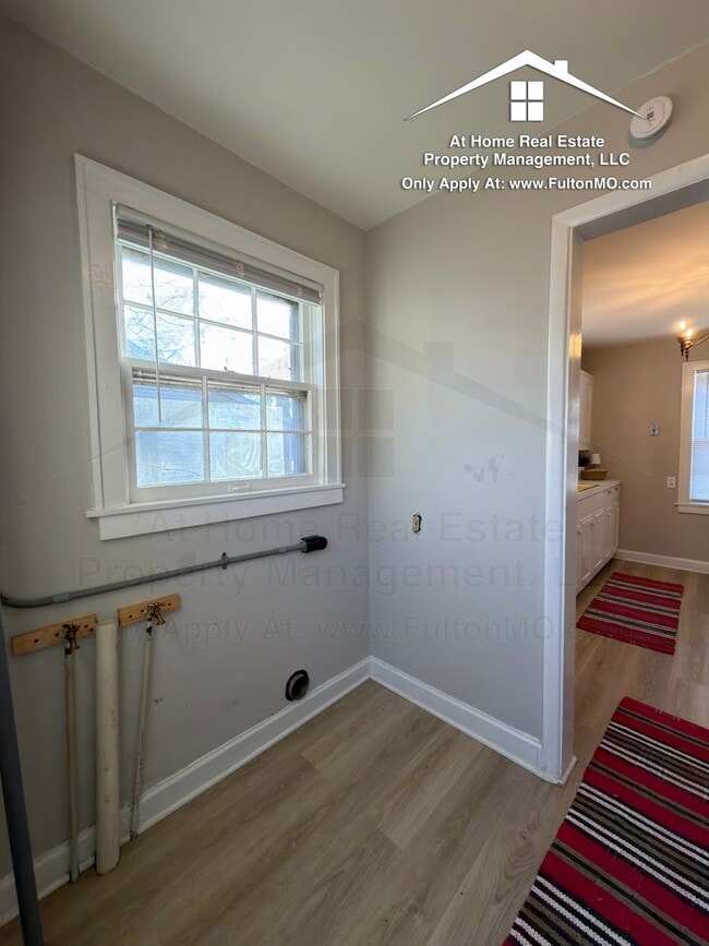 Building Photo - 715-709 W 7th St