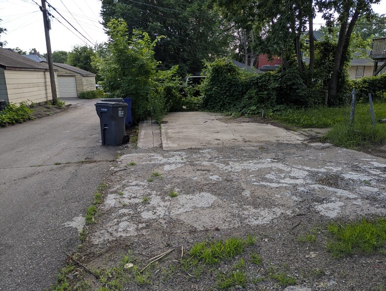 Building Photo - 732 Case Ave