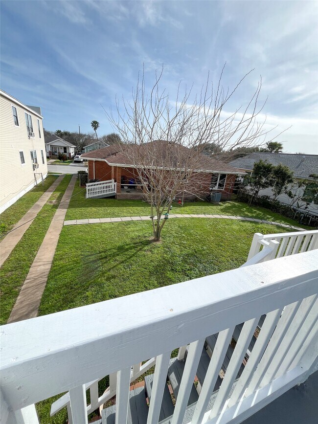 Building Photo - 4109 1/2 Ave S