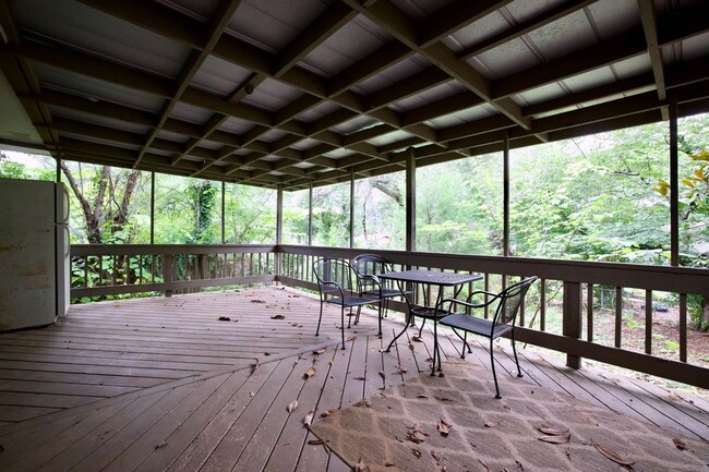 Building Photo - 1030 Cumberland Dr