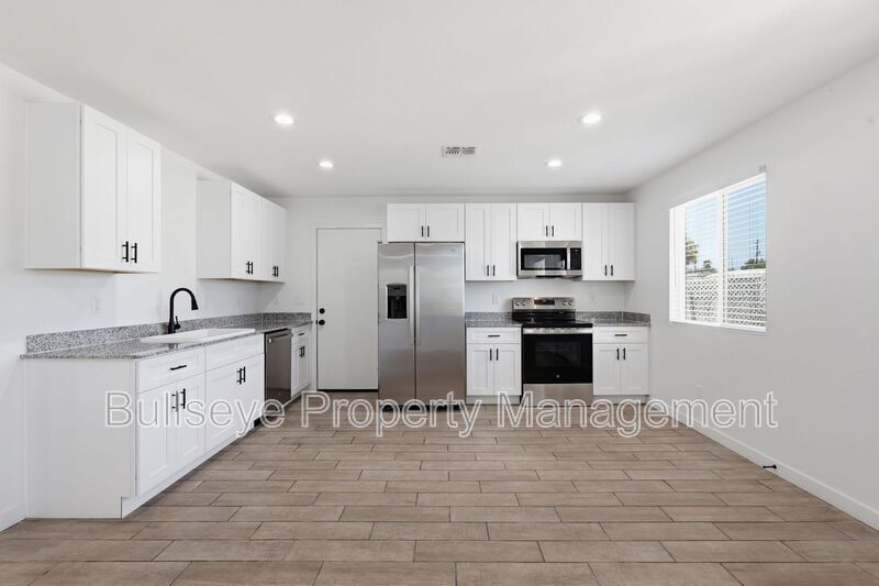 Building Photo - 428 S 97th Pl