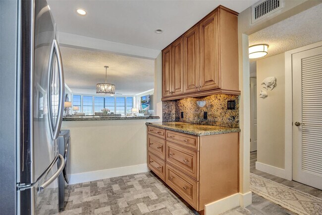 Building Photo - 3051 NE 48th St