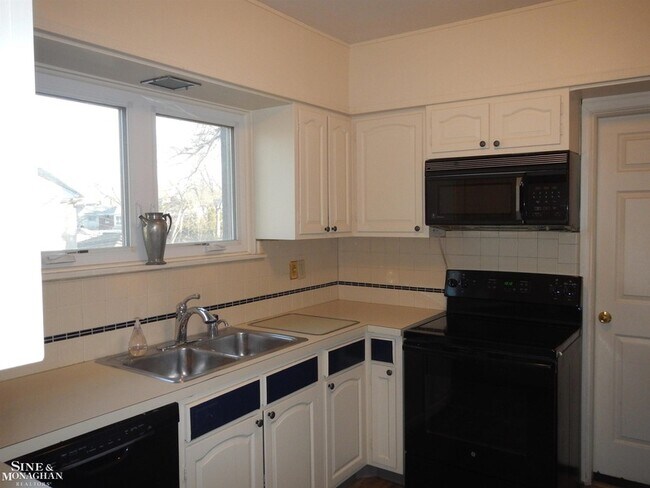 Building Photo - 752 Trombley Rd