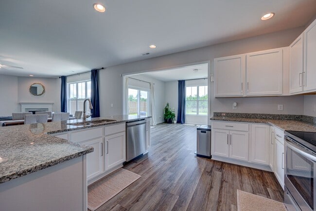 Building Photo - Luxurious 3 bedrooms 2.5 bath home in Northern Lights.