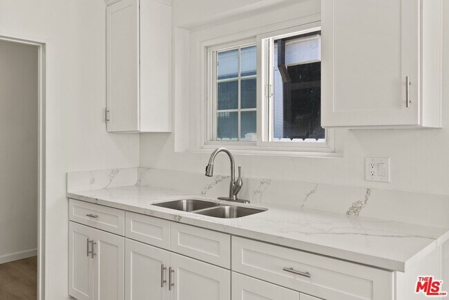 Building Photo - 820 W 98th St