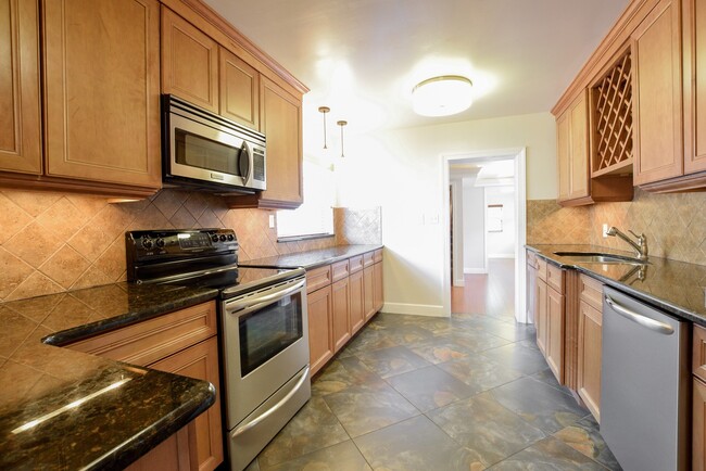 Building Photo - Charming 4/2 Colonial Town North Home with...
