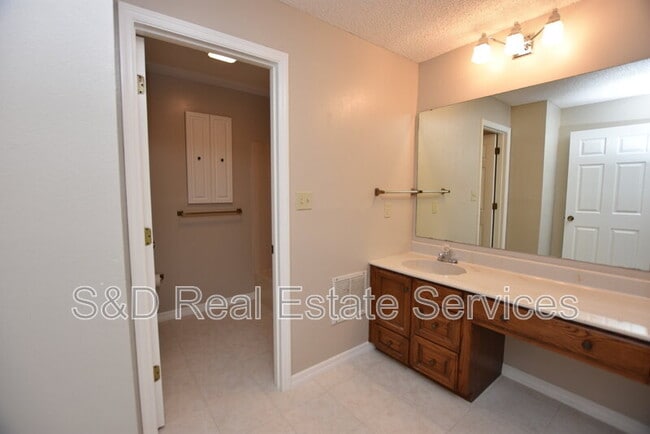 Building Photo - 637 Victoria Square Ln