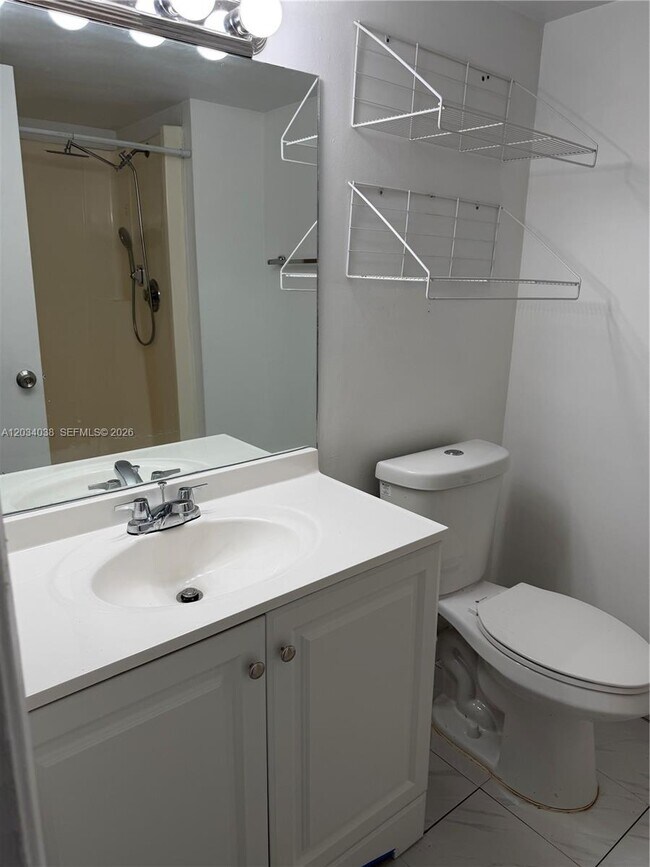 Building Photo - 9429 Fontainebleau Blvd
