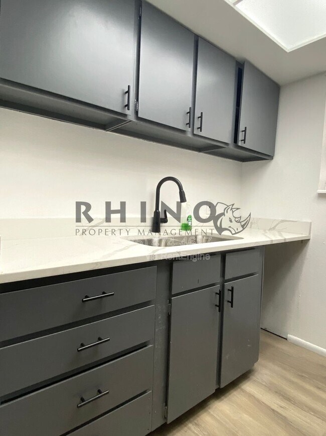 Building Photo - 120 E Utopia Ave