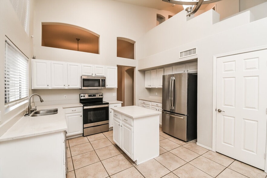 Building Photo - 5123 E Dragoon Ave