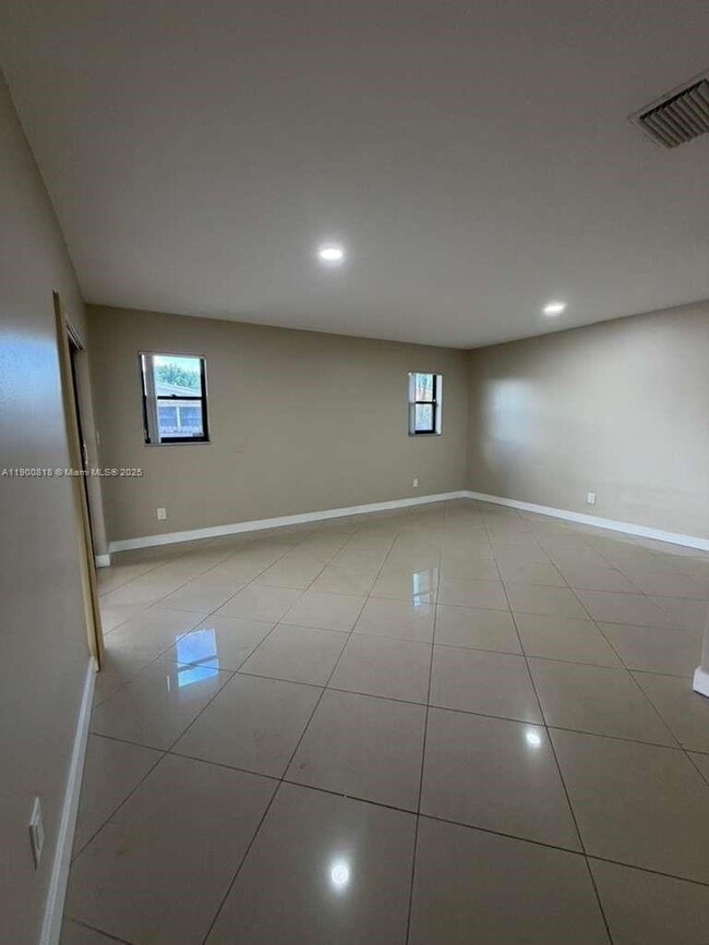 Building Photo - 219 SE 8th St