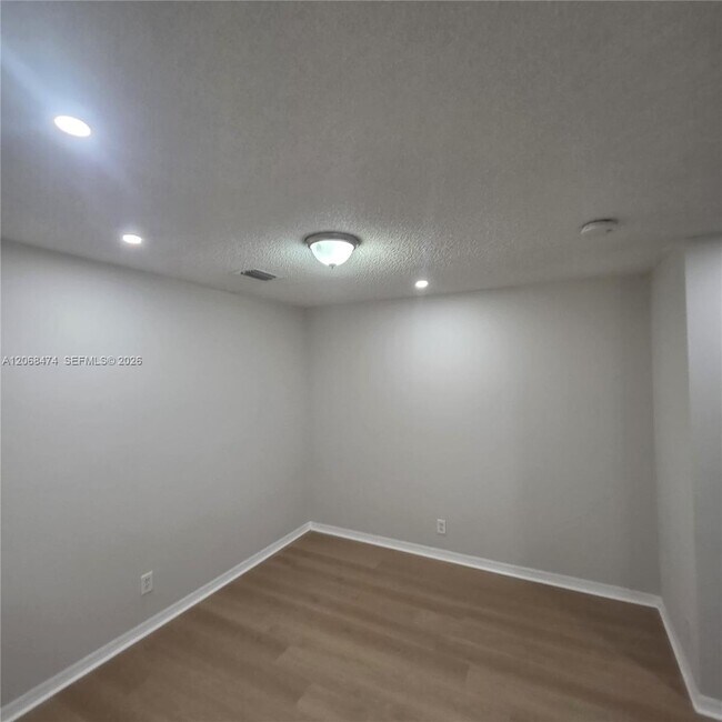 Building Photo - 4730 Lago Vista Dr