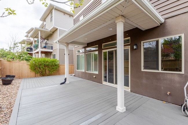 Building Photo - 2656 Champagne Ave
