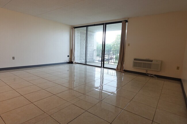 Building Photo - 37 Skyline Dr