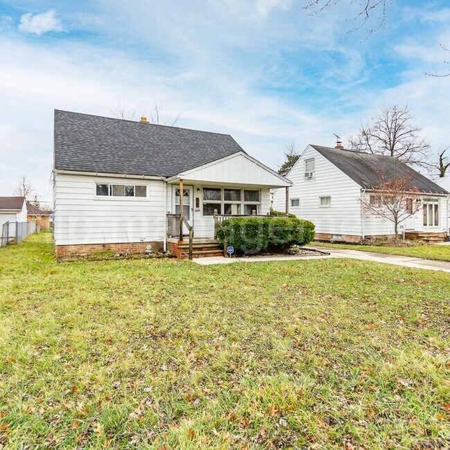 Building Photo - 4 Bedroom 2 Bath Cape Cod in Maple Hts