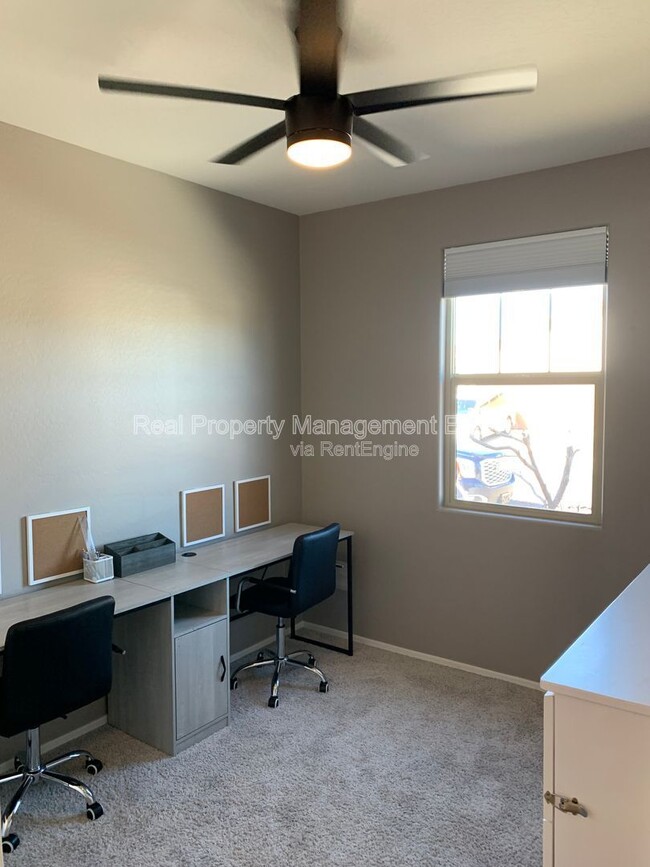 Building Photo - 8721 W MacKenzie Dr