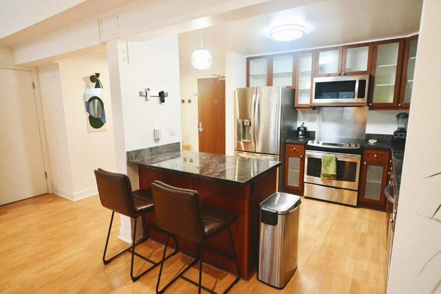 Building Photo - 670 5th St