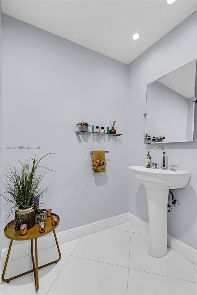 Building Photo - 900 Biscayne Blvd