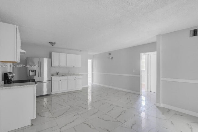 Building Photo - 632 SW 16th Ave