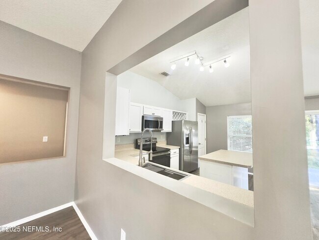 Building Photo - 204 Candlebark Dr