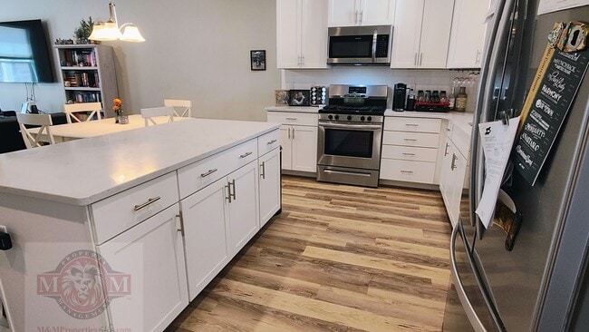 Building Photo - Great 3 Bd 2.5 Bath Townhome 2 Car Garage