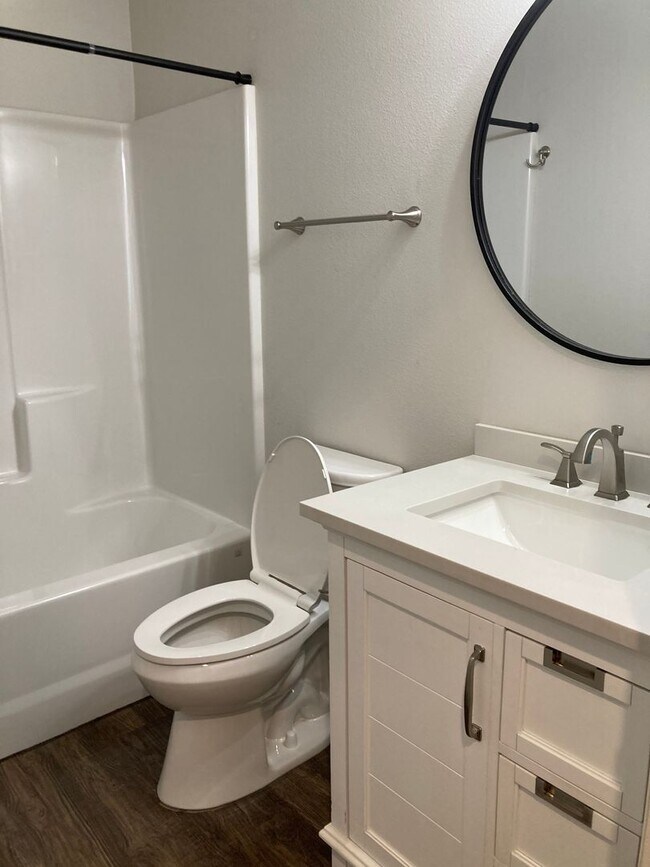 Building Photo - MP132 - 14418-14420 E Heroy