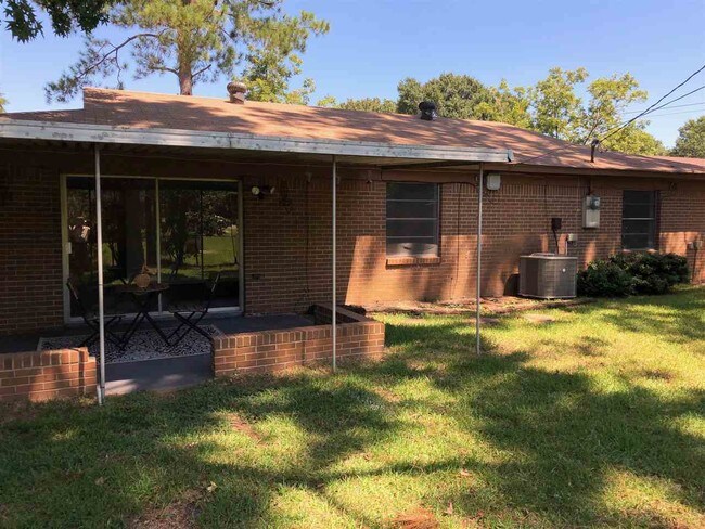Building Photo - 2703 Pine Cir Dr