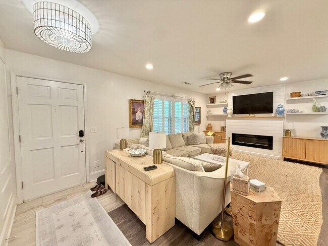 Building Photo - Stunning 3BD, 2BA Raleigh Home with a Fenc...