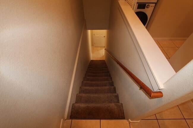 Building Photo - Spacious 3BR home Near NAU | New Carpet + Parking for 3 Vehicles