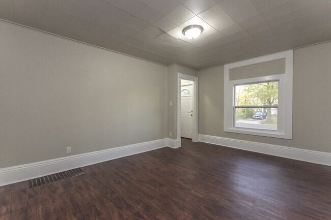 Building Photo - 5 Bedrooms, 2 Bathrooms - Near Drake
