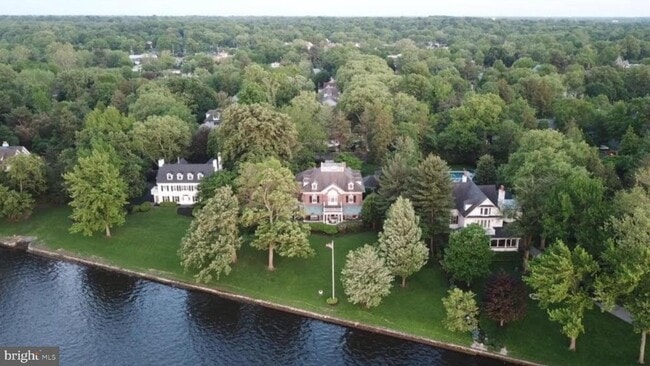 Building Photo - 605 Bank Ave