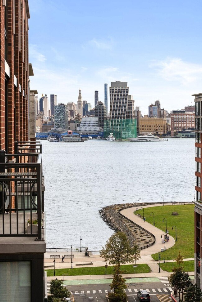 Building Photo - 1100 Maxwell Ln