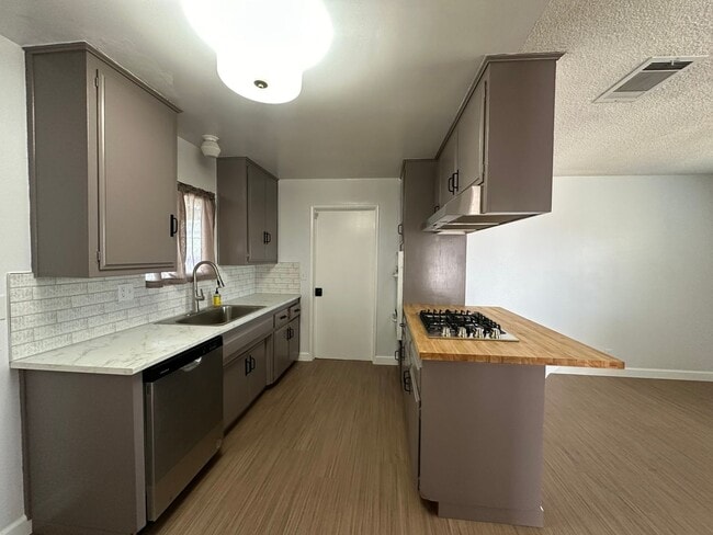 Building Photo - 4 BD/ 2 BA House - Sunnymead Blvd.